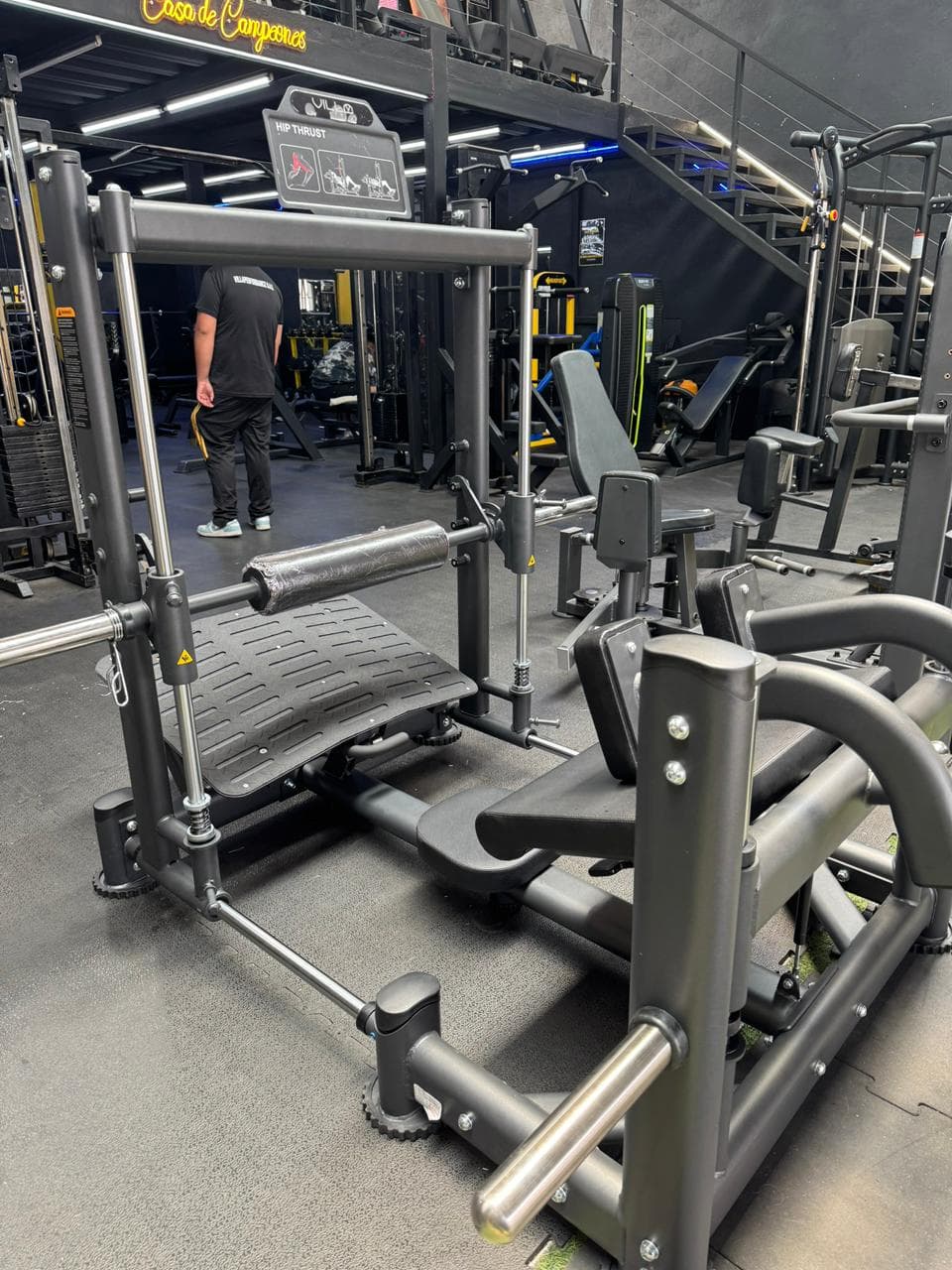 Máquina prensa de piernas VillaFit instalada en gimnasio comercial