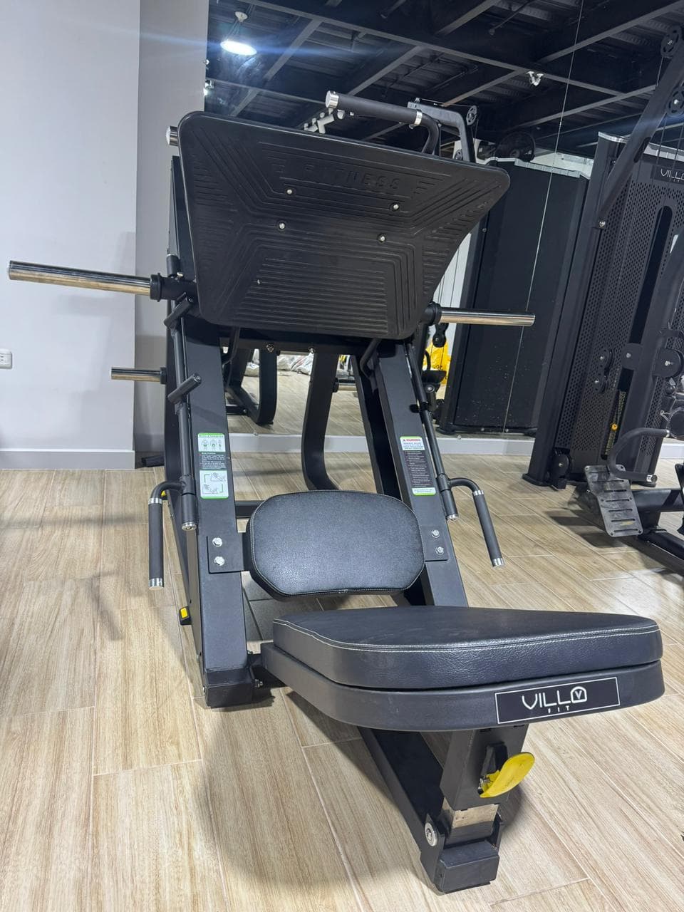 Zona de musculación comercial equipada por VillaFit